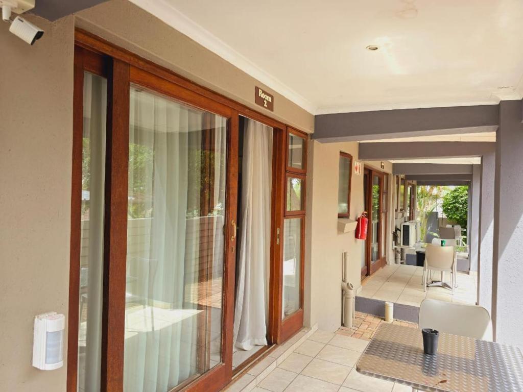 Bonim Guesthouse - Aka Magisha Guesthouse Mbombela ภายนอก รูปภาพ