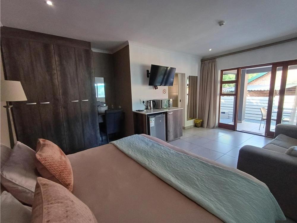 Bonim Guesthouse - Aka Magisha Guesthouse Mbombela ภายนอก รูปภาพ